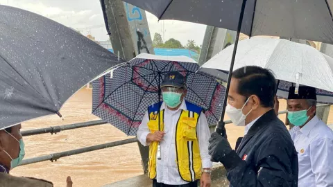 Jokowi Tinjau Lokasi Banjir Kalsel, Lihat Kondisinya! - GenPI.co