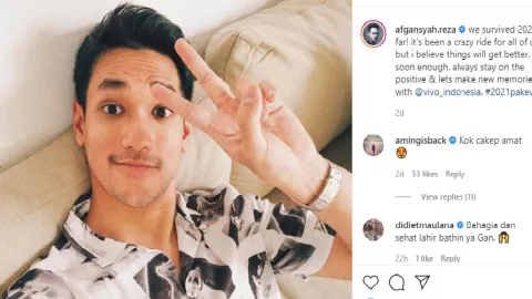 Afgan Pose Selfie Tanpa Kacamata, Aming Beri Emoji Love - GenPI.co