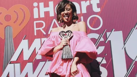 Pamer 194 Piala, Agnez Mo Tampar Keras Artis Penuh Sensasi - GenPI.co