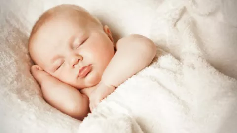 Bedong Bayi dan 3 Cara Instan Tidurkan Si Kecil di Malam Hari - GenPI.co