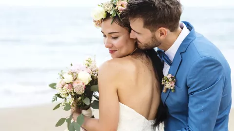 5 Hal Romantis yang Bikin Pernikahan Berasa Pacaran - GenPI.co