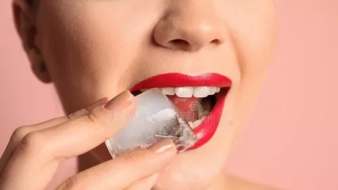 Bahaya Mengunyah Es Batu Bagi Kesehatan Gigi, Hentikan! - GenPI.co