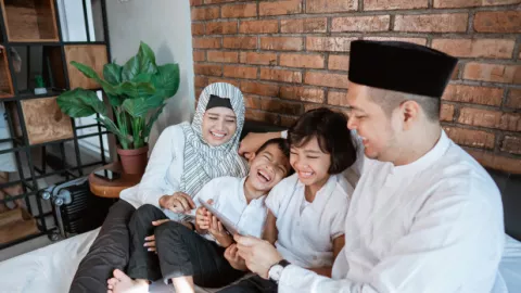 Poros Dunia Akherat, Inilah Peran Ayah dalam Keluarga Versi Islam - GenPI.co