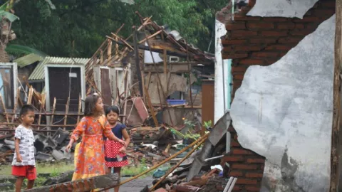 BPBD Jatim Salurkan Logistik Warga Terdampak Gempa M5,9 - GenPI.co