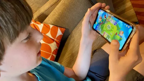 Bahaya Candu Game Online untuk Pertumbuhan Anak, Moms Wajib Tau! - GenPI.co