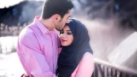 Masyaallah, Begini Pahala Istri Mencium Tangan Suami - GenPI.co