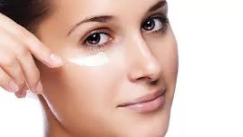 Usir Kantung Mata, Simak 3 Kiat Penting Sebelum Membeli Eye Cream - GenPI.co