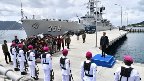 Presiden Jokowi Pandang Laut Natuna, Kapal China Langsung Ngacir - GenPI.co