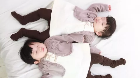 Tafsir Mimpi Punya Anak Kembar: Ada Bahagia dan Hoki - GenPI.co