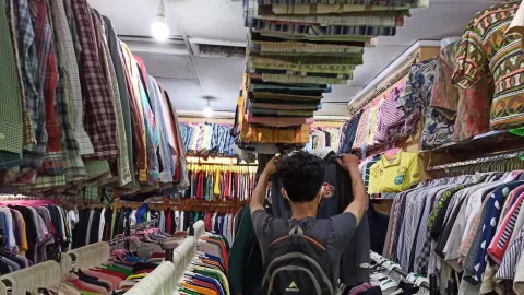 Pasar Baru Dibuka, Pengunjung Padati Toko Pakaian Impor Bekas - GenPI.co