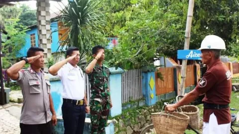 Terharu! Prajurit TNI, Polisi dan Sekuriti Hormat ke Penjual Ikan - GenPI.co