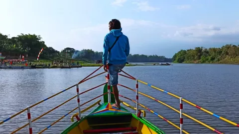 Wisata Perahu Sumberpitu, Menjelajahi Cantiknya Bengawan Solo - GenPI.co