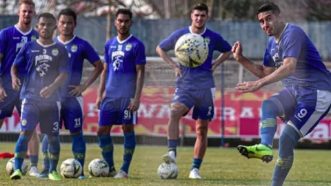 Persebaya Surabaya Menunggu, Bangkitlah Persib Bandung! - GenPI.co