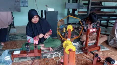 Desainer Wignyo Rahadi Gelar Pelatihan Menenun Bareng Santri - GenPI.co