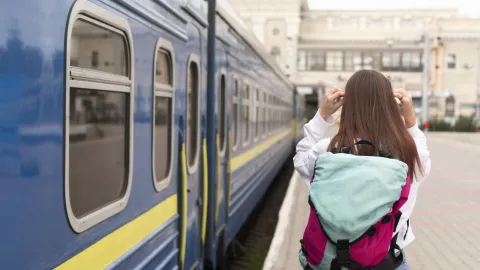 Cinta Bersemi di Kereta, Tanpa Kutahu Dia Miliknya  - GenPI.co