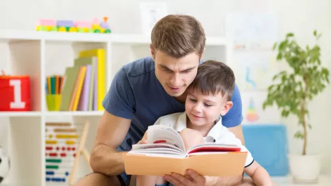 4 Tips Sederhana bagi Ayah saat Dampingi Anak Belajar Daring - GenPI.co