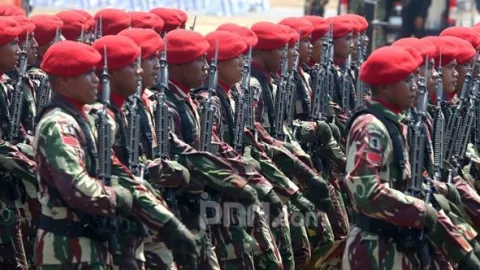 Ada Pasukan TNI di Bawah Komando Polisi, Pengamat: Tak Elok - GenPI.co
