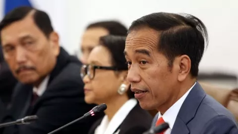 Mendadak Jokowi Sadar Luhut Pandjaitan Cuma Beri Angin Surga - GenPI.co