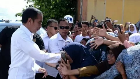 Luar Biasa! Pengungsi di Ambon Berjejal Menyambut Presiden Jokowi - GenPI.co