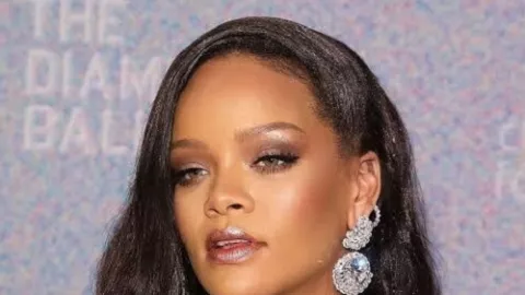 Terbongkar! Diva Pop Dunia Rihanna, Pakai Produk Rambut Rp 71.000 - GenPI.co
