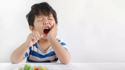 Bunda, 3 Makanan Ini Jadi Biang Kerok Gigi Anak Berlubang - GenPI.co