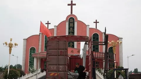 China Hancurkan Simbol Agama dan Larang Lambang Salib - GenPI.co