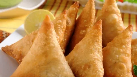 Camilan Enak yang Mudah Dibuat, Ini Resep Samosa Isi Mi Instan - GenPI.co