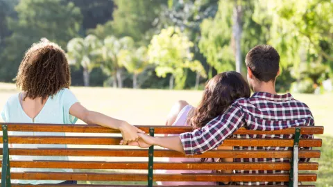 Tetap Setia pada Pasangan, 3 Cara Mengubur Niat untuk Selingkuh - GenPI.co