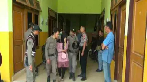 Astaga! Sepasang Pelajar SMK Berduaan di Kamar, Ngapain? - GenPI.co