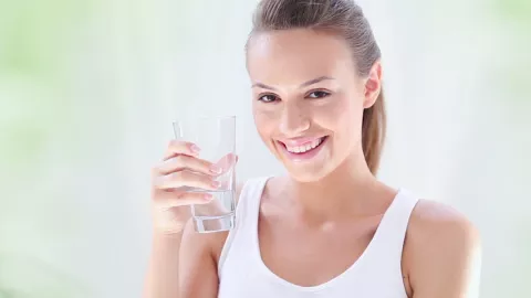 Manfaat Minum Air Putih Hangat di Pagi Hari, Baca yuk - GenPI.co