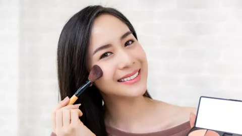 Tips Pakai Makeup yang Tepat untuk Kulit Kering agar Tahan Lama - GenPI.co
