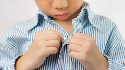 Mom, Begini Cara Mengajari Anak Memakai Baju Sendiri - GenPI.co
