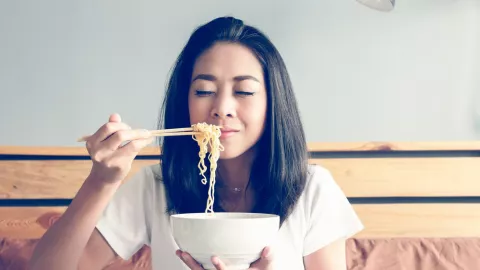 Makan Mi Instan Saat Hamil Bisa Bikin Cepat Lapar - GenPI.co