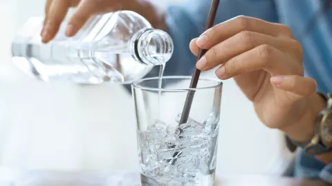 Ketahui Risiko Kebanyakan Minum Air Es - GenPI.co