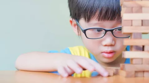 Bunda, 4 Tanda Ini Menunjukkan Anak Perlu Memakai Kacamata - GenPI.co