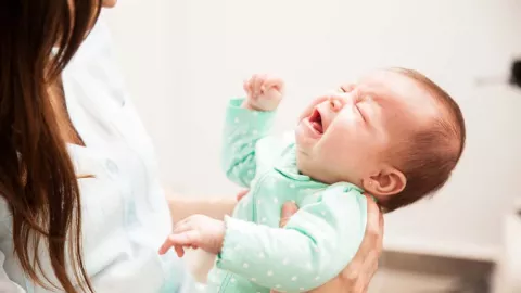 Moms, Ketahui 3 Cara Menidurkan Bayi Tanpa Membuatnya Menangis - GenPI.co