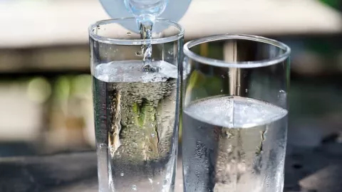 Ini Pengaruh Minum Air Dingin bagi Kesehatan Saat Cuaca Panas - GenPI.co
