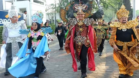 Solo Batik Carnival, Ganjar Pranowo Pakai Kostum Ala Timor Leste - GenPI.co