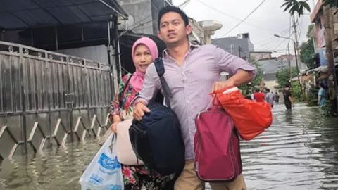 Mengungsi Kena Banjir, Staf Khusus Presiden Jokowi Tetap Ganteng - GenPI.co