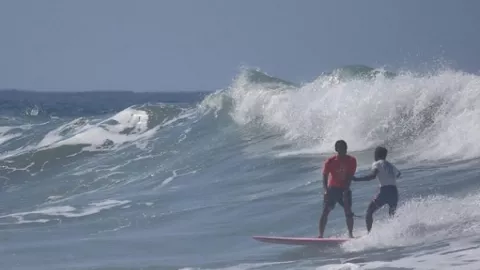 Salut... Surfer Filipina Buang Emas Demi Menolong Atlet Indonesia - GenPI.co