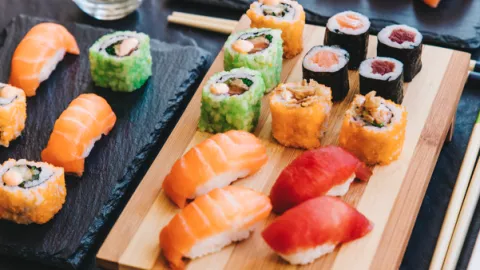 Bosan dengan Menu Rumahan, Kamu Bisa Berkreasi Membuat Sushi - GenPI.co