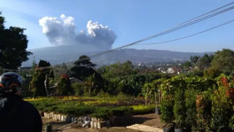 Erupsi Gunung Tangkuban Perahu Menurun, Warga Tetap Waspada - GenPI.co