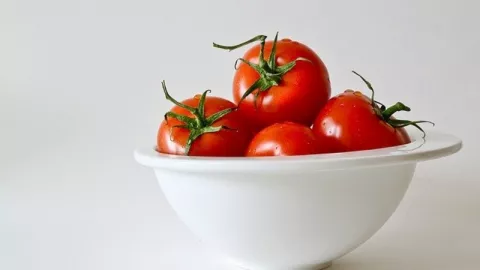 Bikin Kulit Mulus Pakai Buah Tomat, Begini Cara Membuatnya - GenPI.co
