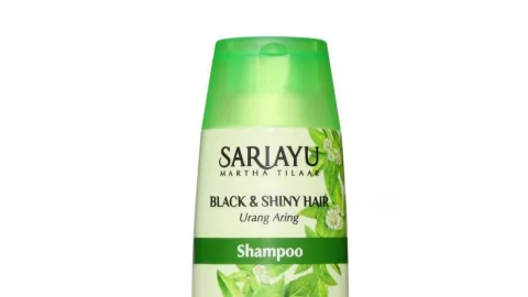 Rambut Hitam Berkilau, Sariayu Shampoo Urang-aring Solusinya - GenPI.co