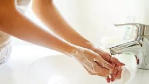 Cuci Tangan dengan Sabun vs Hand Sanitizer, Ampuh Mana? - GenPI.co