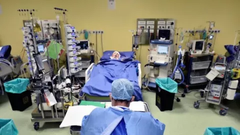 Italia Sangat Berduka, 100 Dokter Meninggal Karena Virus Corona - GenPI.co