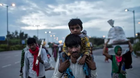 Korban Lockdown India, Ribuan Buruh Kasar Nekat Mudik Jalan Kaki - GenPI.co