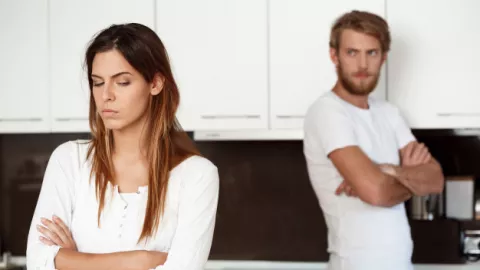 4 Alasan Pasangan Memilih Diam Meski Amarah Meluap-luap - GenPI.co