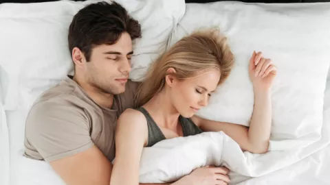 Suami Jangan Lewatkan Memeluk Istri Saat Tidur, Manfaatnya Wow! - GenPI.co