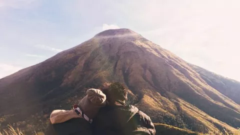Benih Cinta Kami Berdua Tumbuh di Pendakian Gunung Sindoro - GenPI.co